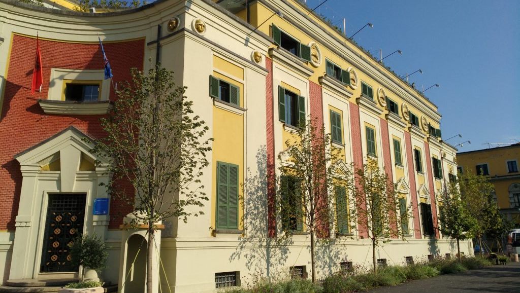Bashkite ulen shpenzimet, mbi 80 per qind e buxhetit per paga dhe blerje